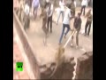 Youtube-Dramatic video_ Indian villagers corner le