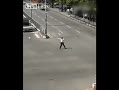 赸