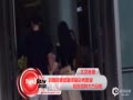视频：刘翔陪妻亲密买奢侈品 大方与网友合影