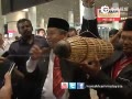 Bomoh in KLIA trying to locate MH370 - YouTube