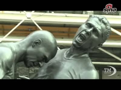 视频-定格争议瞬间 齐祖头顶马特拉齐雕像惊现巴黎