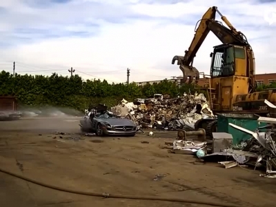 Mercedes Benz SLS AMG ends at the junkyard crushed - YouTube [720p]