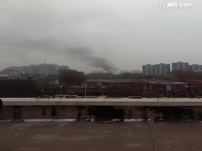 实拍北京一小区突发巨响起火