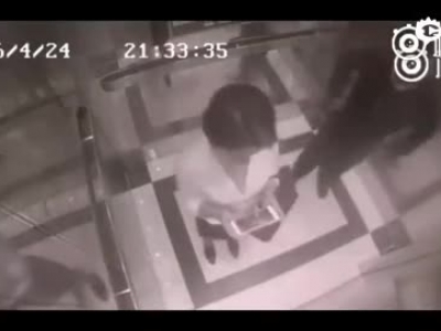监拍女汉子电梯暴揍骚扰男 踢裆部猛扇耳光