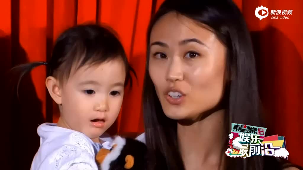 李小鹏"一家四口"幸福合影 巨肚抢镜