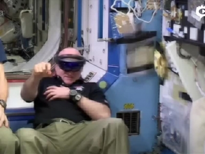 美国宇航员空间站玩儿VR游戏