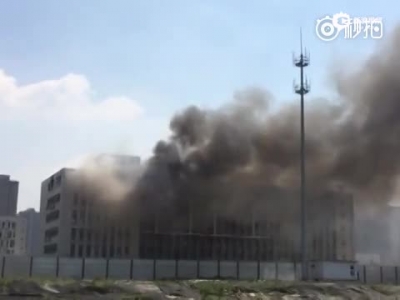 郑州高新区一服装厂爆炸燃烧