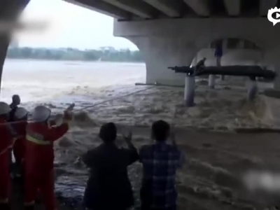 3名工人桥底施工遇凶猛洪水