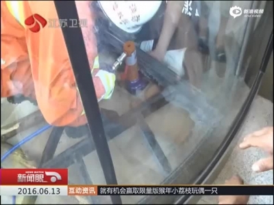 《新闻眼》江西鹰潭：孩子安全警示录——孩子手卡旋转门  消防队员急施救