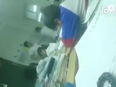 网曝中学老师暴打8名学生