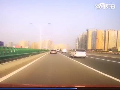 西安繞城高速一面包車(chē)連撞4車(chē) 1車(chē)輪胎直接被撞飛