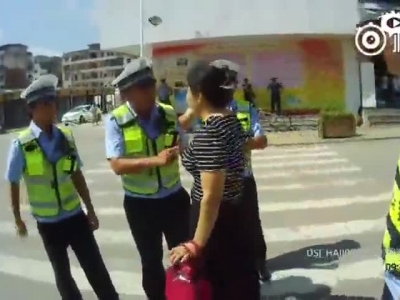 漳州一女公职人员暴力抗法