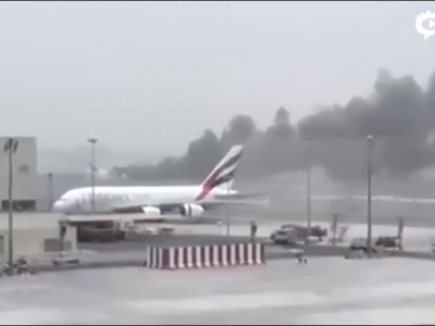 实拍迪拜机场飞机迫降浓烟滚滚