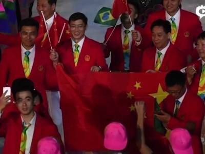 中国男篮入场仪式玩自拍