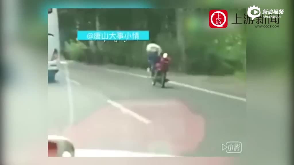 实拍男子马路上骑摩托玩杂耍 不慎跌落致死