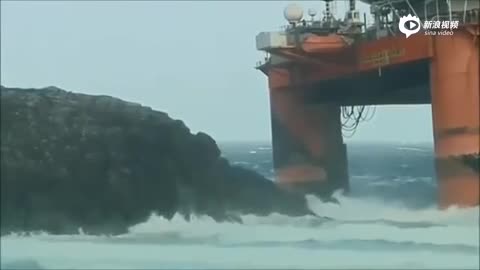 实拍强风将1.7万吨钻油台吹跑 搁浅岸边