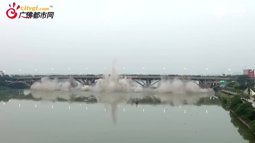 震撼航拍：佛山47岁旧澜石大桥爆破拆除