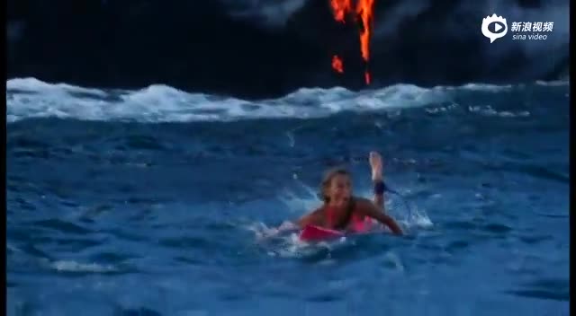 现场：美国女子喷涌火山附近勇敢冲浪
