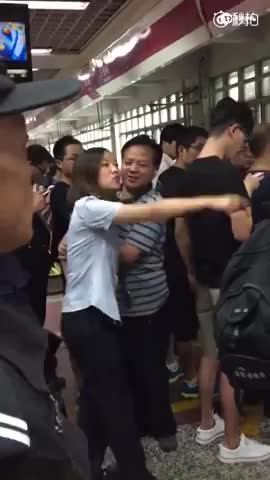 北京地铁员工被曝骂乘客臭外地 官方:严肃处理