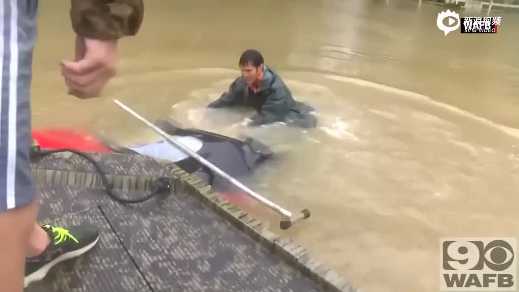 路易斯安那洪水 路人救下溺水车主和小狗