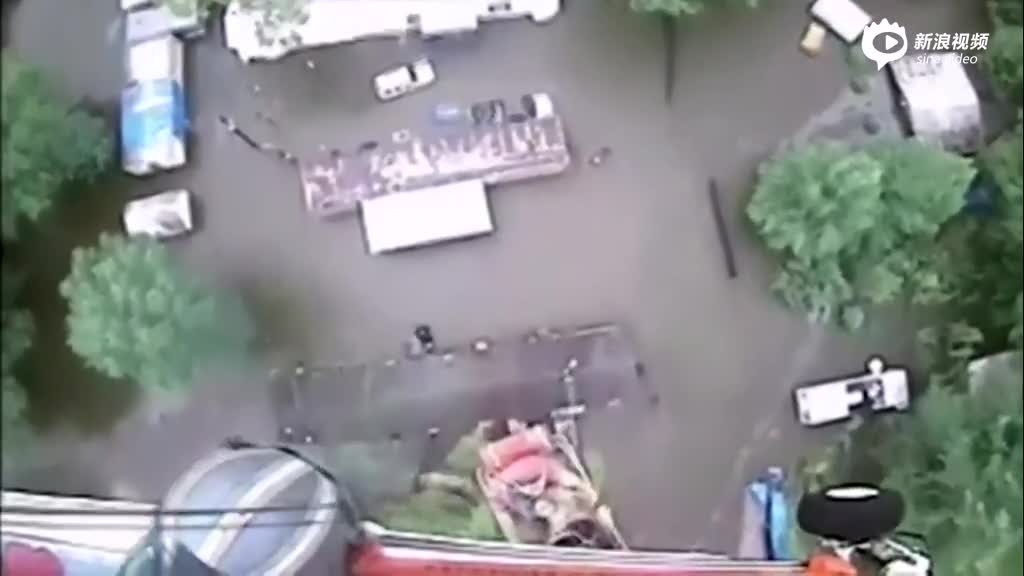 现场：路易斯安那车辆被困水中 直升机救援