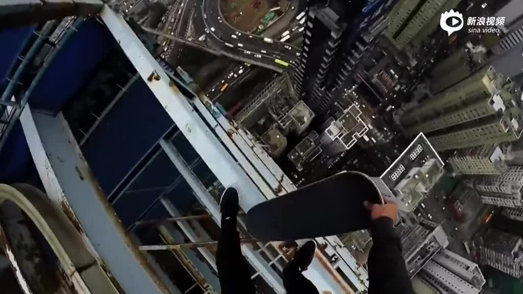 小伙香港摩天大楼顶边缘玩滑板 令人胆战心惊