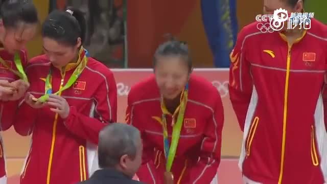 女排冠军颁奖仪式 里约又将中国国旗挂错了