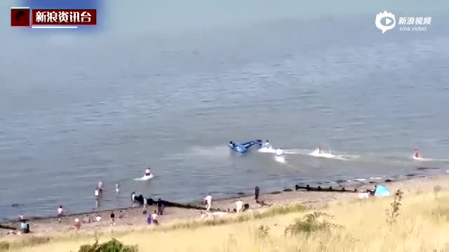 实拍：一轻型飞机跌落海中 游客合力解救飞行员