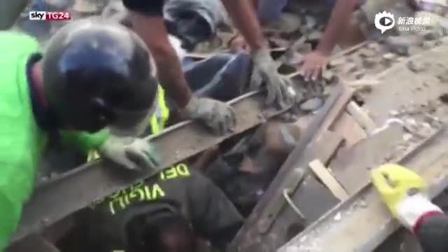 现场：意大利10岁女孩获救 被困地震废墟17小时