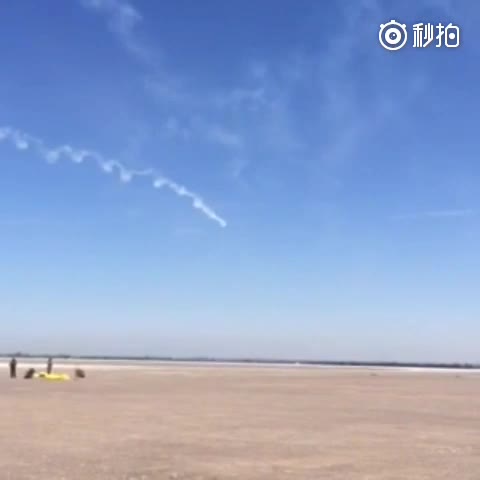 现场:甘肃张掖一架飞机表演特技时坠机