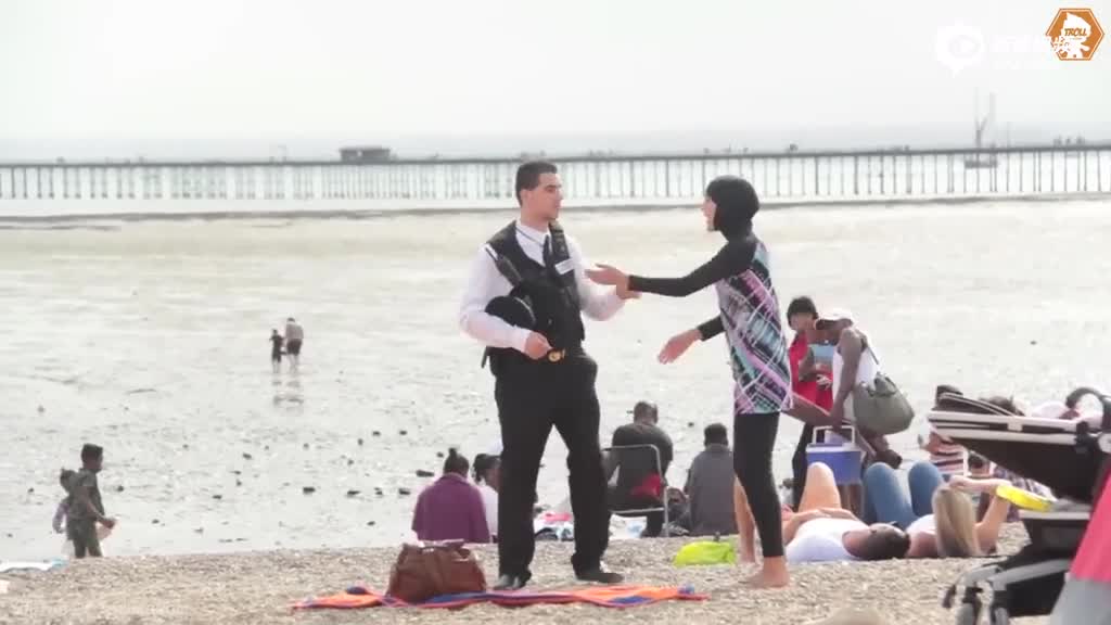 社会实验：警察命令穿穆斯林泳装的女性脱衣