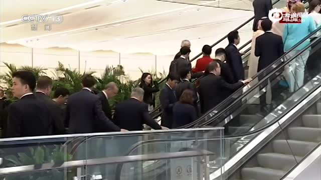 G20开幕合影后 与会领导人乘电梯进入主会场