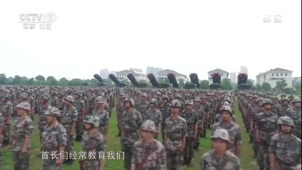 现场：解放军东部战区射03式远程火箭炮