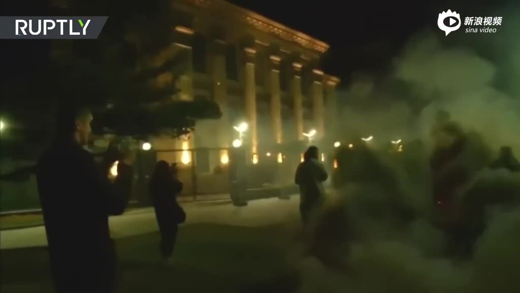 现场：俄罗斯驻乌使馆遭抗议者发射烟花