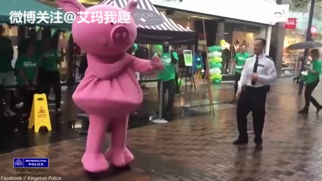 实拍：英国街头“粉色小猪”警察蜀黍精彩斗舞