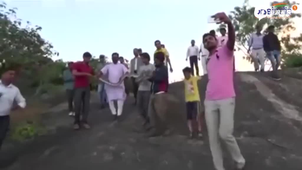 印度男子与身后巨蟒自拍 遭其突袭咬一口