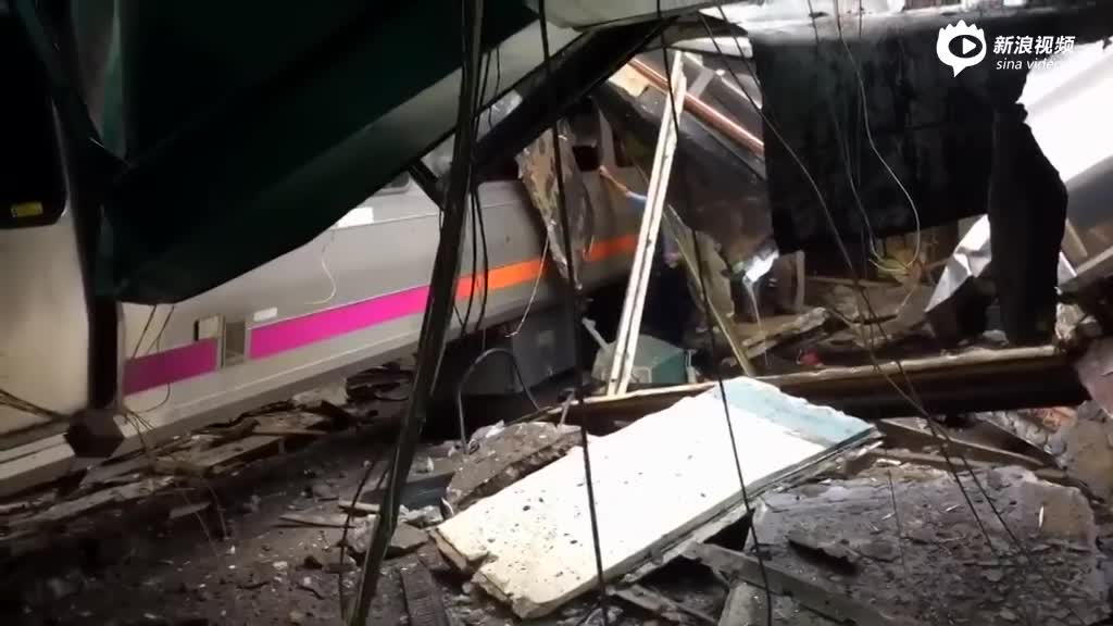 现场:美国新泽西火车撞月台 屋顶出现坍塌