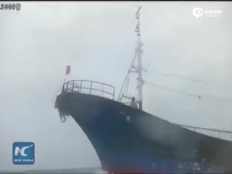 现场：韩国海警向中国渔船投弹 致3船员死亡