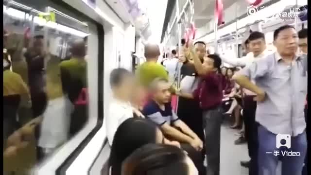 孩子穿鞋踩地铁座位 妈妈跟一车乘客对骂