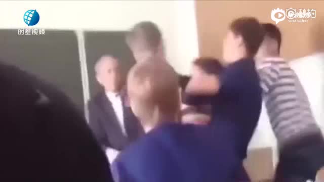 俄学生殴打老师瞬间 班上所有学生冲了上去