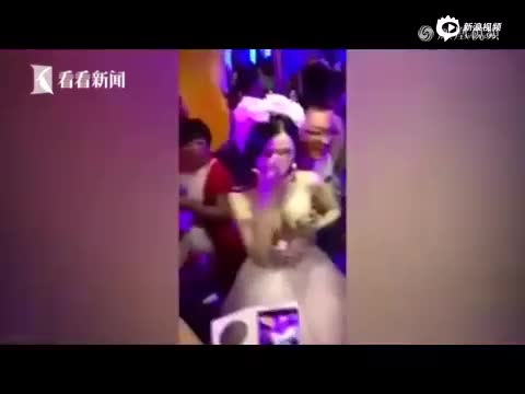 "新娘"让人排队摸胸 竟是为蜜月筹集资金-20161011网罗天下-凤凰视频
