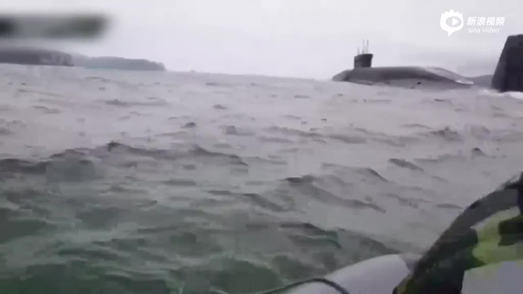 俄渔民近距离目睹核潜艇浮出水面 兴奋飙脏话