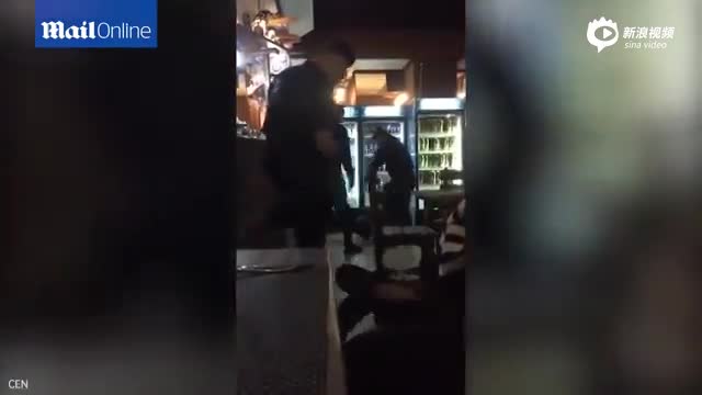 实拍：哈萨克斯坦持自动步枪士兵餐馆内暴打食客