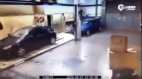男子抢劫洗车房不成 反遭员工用枪逼着帮洗车
