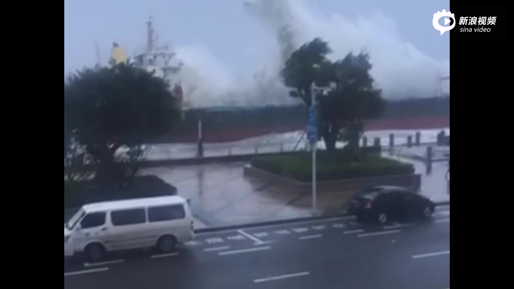 实拍台风“海马”袭击汕头 海边掀起巨浪
