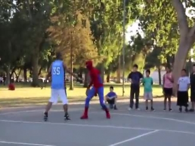 蜘蛛侠打街头篮球
