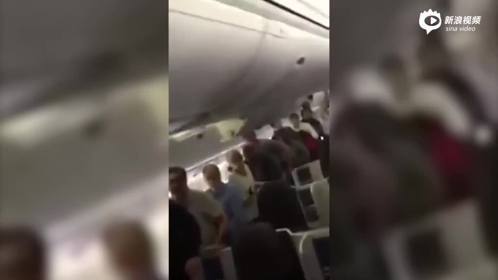 实拍：美国一航班起火 舱内乘客惊慌逃生