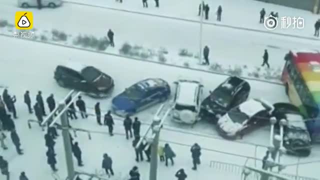 实拍黑龙江雪后公路成溜冰场 多车撞成一团