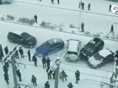 视频：雪后公路成溜冰场 多车撞成一团