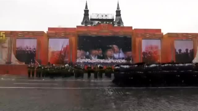 现场：俄罗斯举行阅兵式纪念红场阅兵75周年